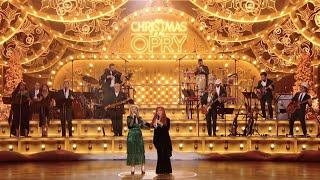 Kelly Clarkson & Wynonna - Santa Claus is Coming to Town (Live from NBC\'s Christmas at the Opry)