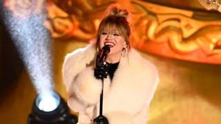 Kelly Clarkson Shows Off Incredible Weight Loss During Rockefeller Center Tree Lighting