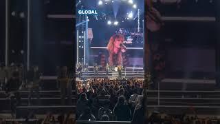 #KellyClarkson puts slimmer frame on display during #NYEshow #globalnewscast