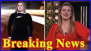 Kelly Clarkson shows off her incredible weight loss in a flirty black dress as she chats with..